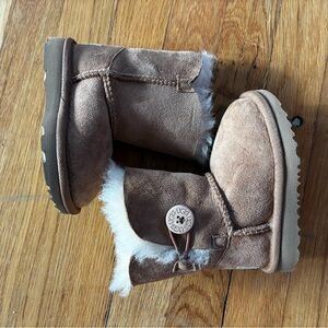 Ugg Boots Toddler 6 Mini Bailey Button Brown Chestnut Pull On Suede Fur Lined